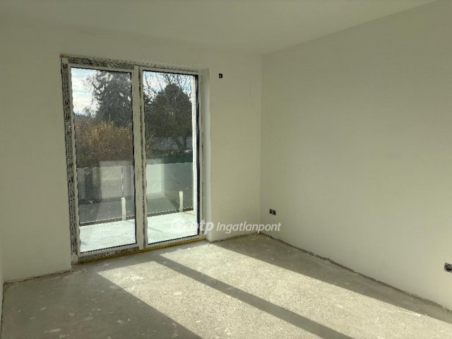 Eladó téglalakás, Balatonakarattyán 136.9 M Ft, 4 szobás