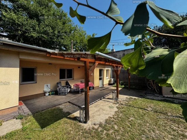 Eladó családi ház, Vácon 61.9 M Ft, 2 szobás