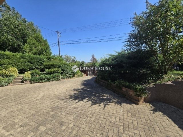 Eladó családi ház, Pécsett 149.9 M Ft, 6 szobás