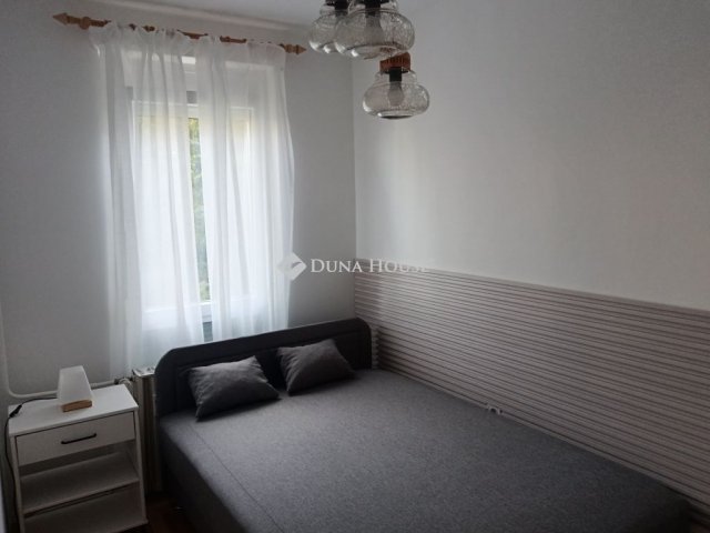 Kiadó panellakás, albérlet, Pécsett, Nagy Imre úton, 2 szobás