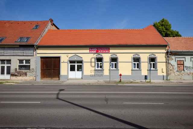 Eladó családi ház, Pécsett 278 M Ft, 2 szobás
