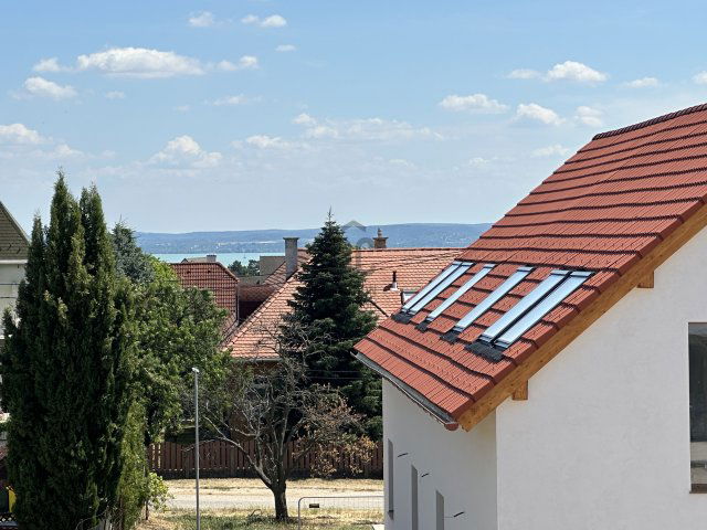 Eladó ikerház, Balatonfüreden 178.84 M Ft, 5 szobás