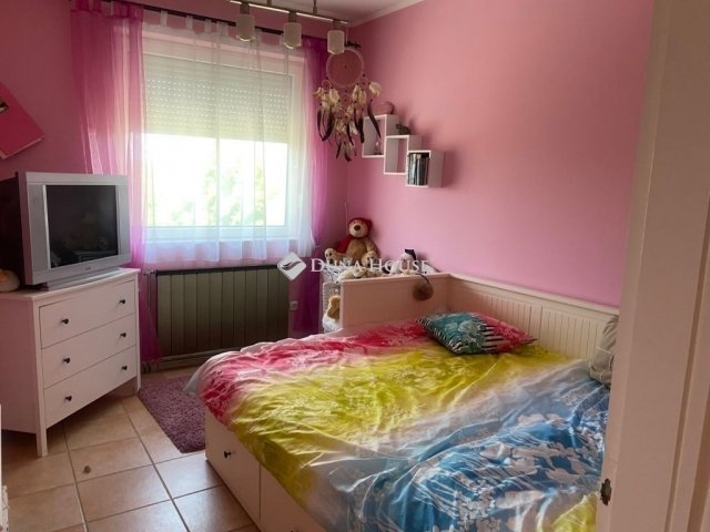 Eladó családi ház, Taksonyon 345 M Ft, 9 szobás