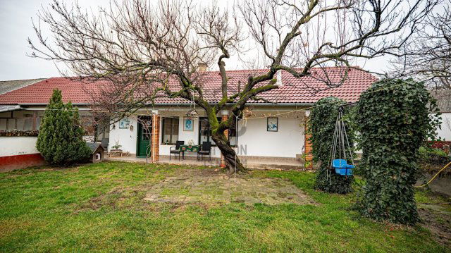Eladó családi ház, Dunaföldváron 51.95 M Ft, 3 szobás