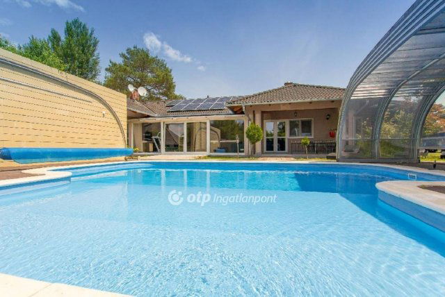 Eladó családi ház, Balatonfenyvesen 369 M Ft, 12 szobás