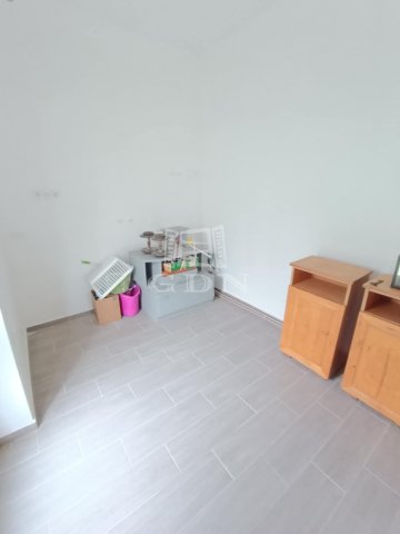 Eladó családi ház, Göllén 9.99 M Ft, 2 szobás