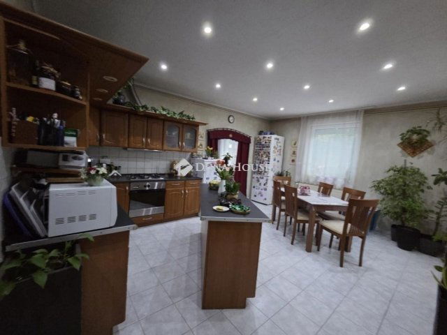 Eladó családi ház, Gödöllőn 102 M Ft, 4+1 szobás