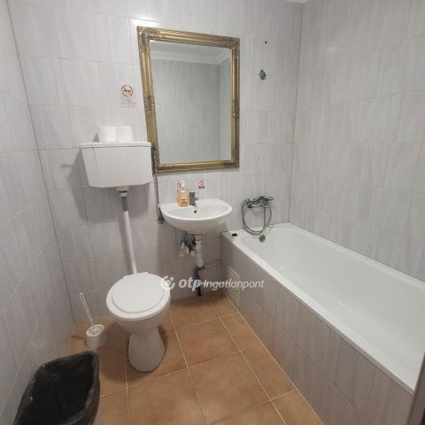 Eladó sorház, Mikepércsen 799 M Ft, 40 szobás