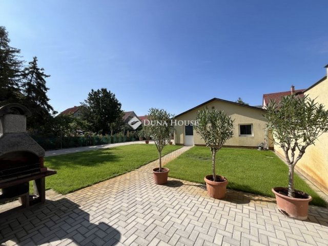Eladó családi ház, Kecskeméten 150 M Ft, 5 szobás