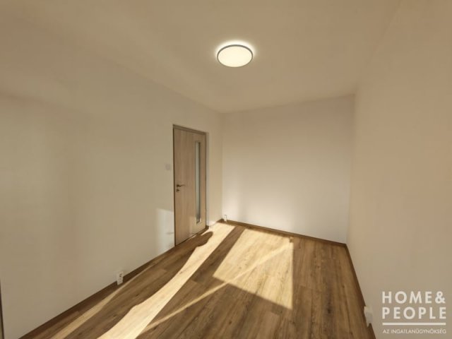 Eladó téglalakás, Szegeden 57.999 M Ft, 2+1 szobás