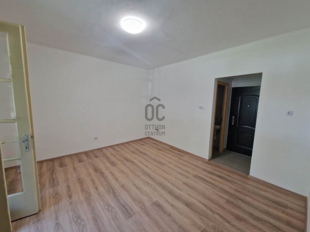 Eladó téglalakás, Almásfüzitőn 18 M Ft, 1 szobás