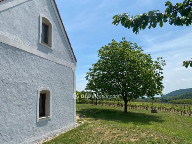 Eladó nyaraló, Balatoncsicsón 122.5 M Ft, 3 szobás