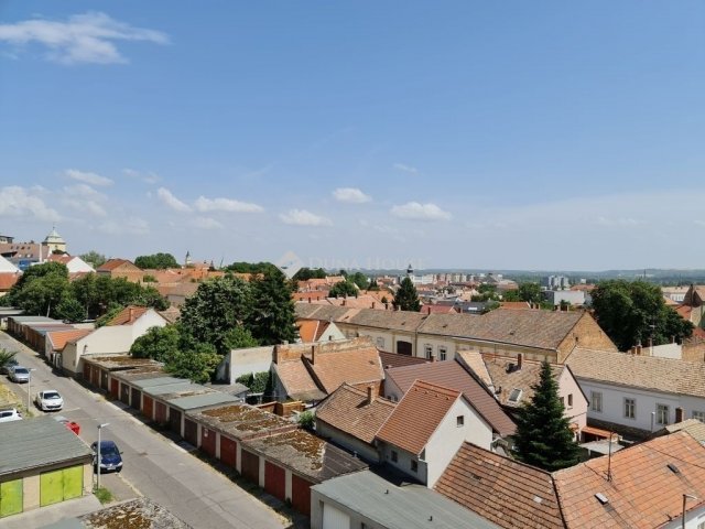 Eladó panellakás, Pécsett 58.9 M Ft, 2 szobás