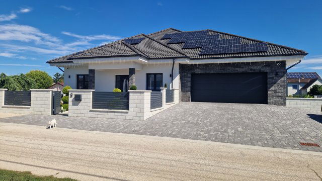 Eladó családi ház, Komáromban 680 M Ft, 7 szobás