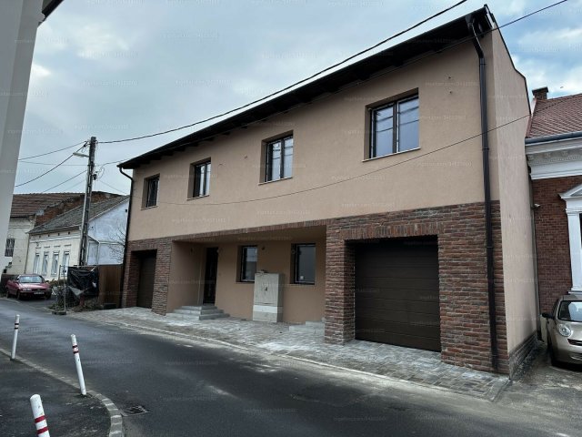 Eladó családi ház, Debrecenben, Domb utcában 191 M Ft, 4 szobás