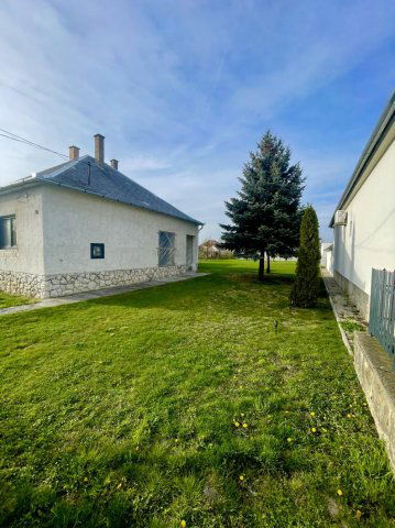 Eladó családi ház, Komáromban 52 M Ft, 3 szobás