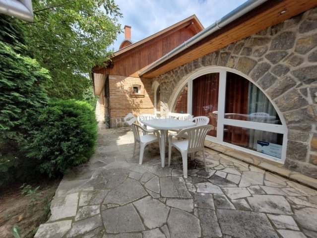 Eladó családi ház, Abaligeten 93 M Ft, 9 szobás