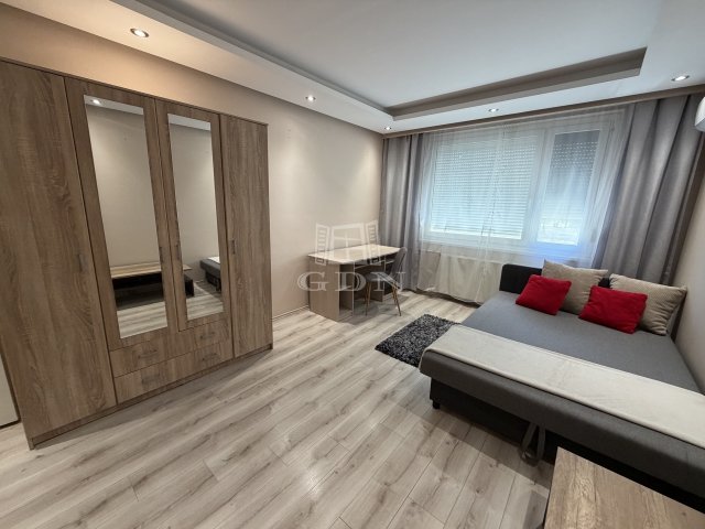 Kiadó panellakás, albérlet, Szegeden 100 E Ft / hó, 3+1 szobás