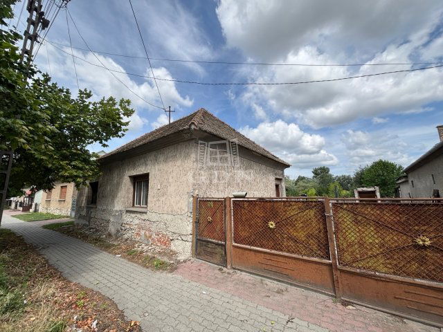 Eladó családi ház, Komáromban 24.9 M Ft, 3 szobás