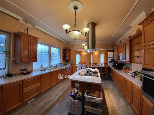 Eladó családi ház, Siófokon 596 M Ft, 9+1 szobás