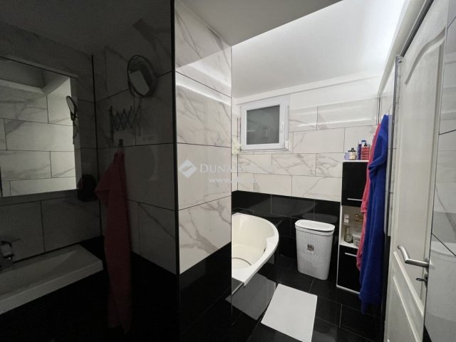 Eladó családi ház, Bonyhádon 255.589 M Ft, 9 szobás