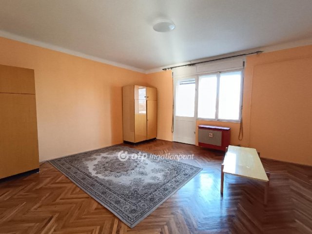 Eladó téglalakás, Csongrádon 30 M Ft, 2+1 szobás