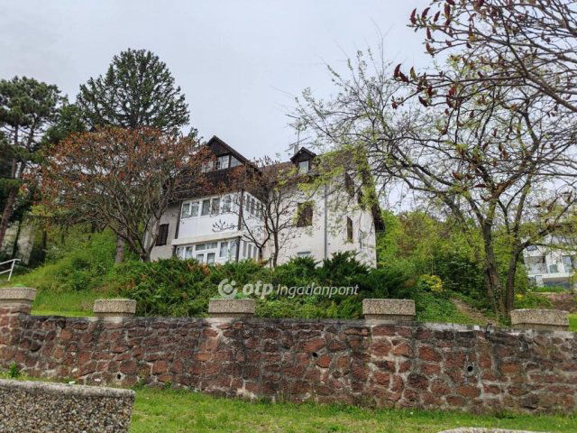 Eladó nyaraló, Balatonalmádiban 256.6 M Ft, 10 szobás