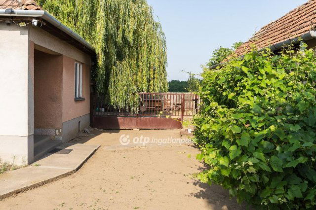 Eladó családi ház, Szakolyon 13.3 M Ft, 3 szobás