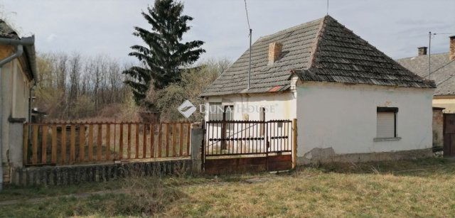 Eladó családi ház, Pápateszéren 3.99 M Ft, 1 szobás