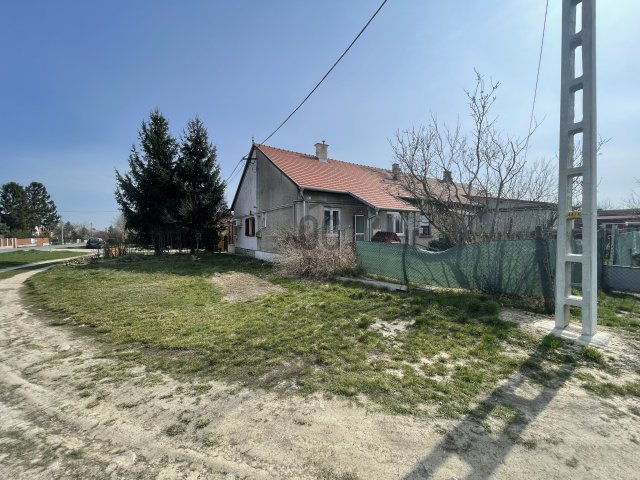 Eladó téglalakás, Veszprémben 44 M Ft, 1 szobás