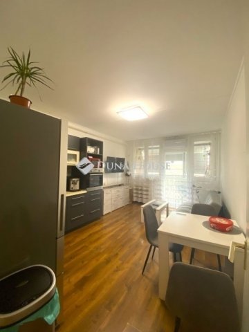 Eladó panellakás, Pécsett 54.9 M Ft, 4 szobás