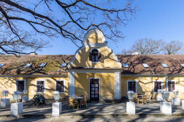 Eladó hotel, Csombárdon 328 M Ft, 20 szobás