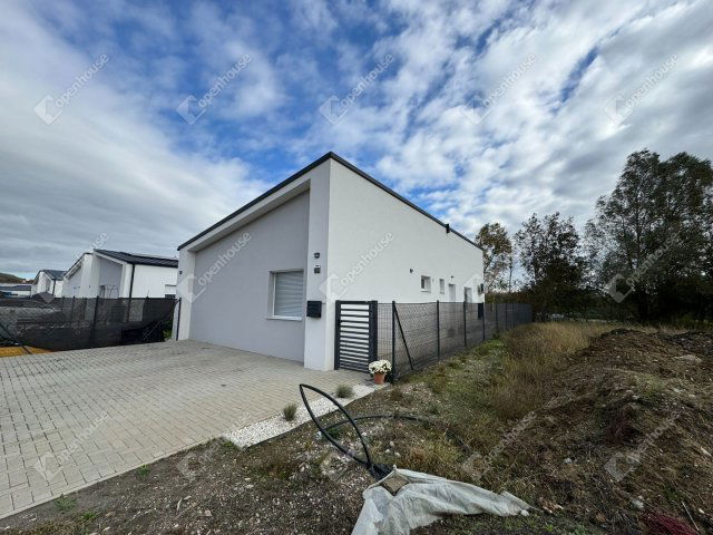 Eladó családi ház, Harkán 89.9 M Ft, 4 szobás