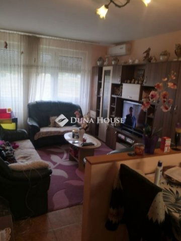 Eladó panellakás, Pécsett 42.99 M Ft, 3 szobás