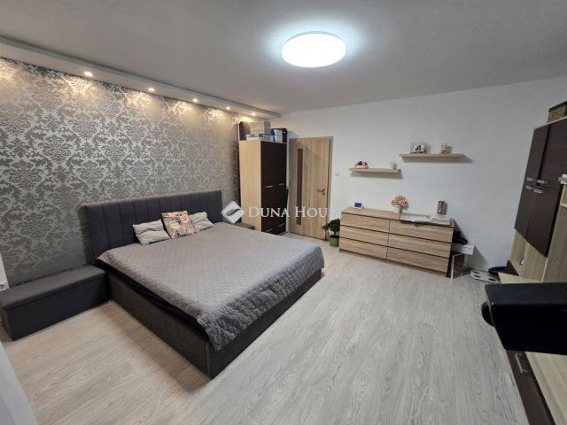 Eladó panellakás, Veszprémben 63.9 M Ft, 2+1 szobás