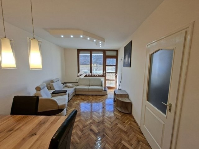 Eladó téglalakás, Szegeden 64 M Ft, 3 szobás