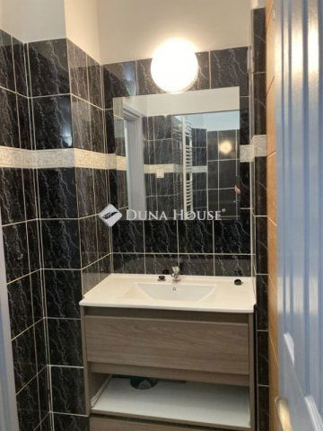 Eladó panellakás, Esztergomban 112 M Ft, 5 szobás