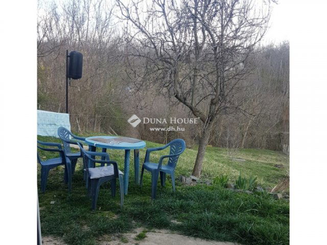 Eladó családi ház, Pécsett 16 M Ft, 1 szobás