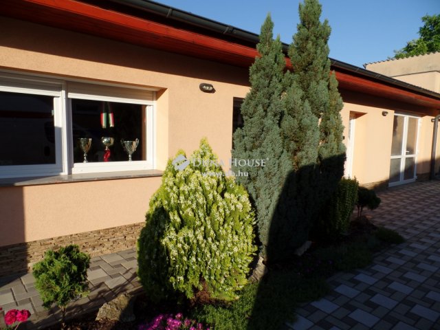 Eladó családi ház, Kecskeméten 215 M Ft, 3 szobás