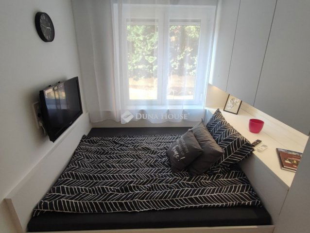 Kiadó téglalakás, albérlet, Pécsett 290 E Ft / hó, 3 szobás