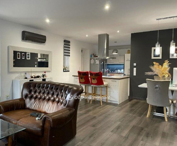 Eladó téglalakás, Fertőszentmiklóson 111.9 M Ft, 2+1 szobás