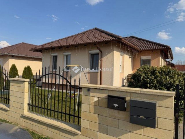 Eladó ikerház, Csévharaszton 66.5 M Ft, 3 szobás