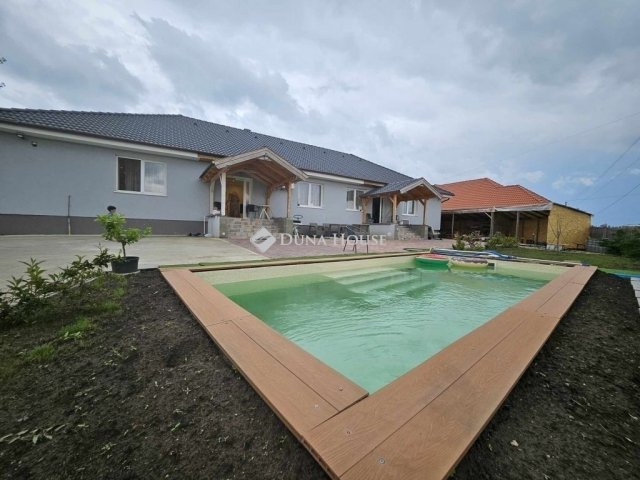 Eladó családi ház, Szadán 159 M Ft, 7 szobás