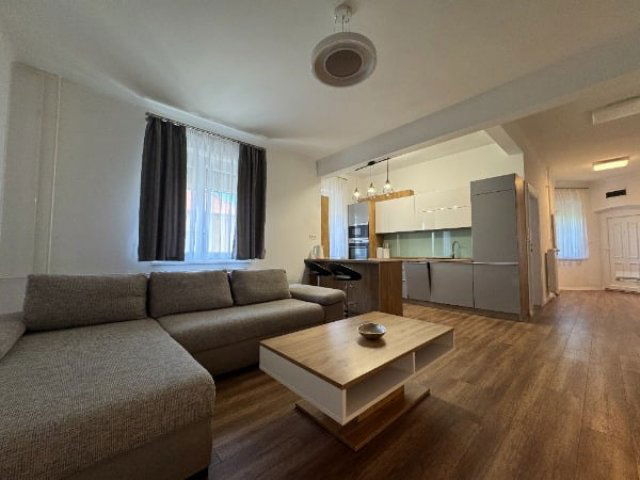 Kiadó téglalakás, albérlet, Pécsett, Petőfi utcában, 3 szobás