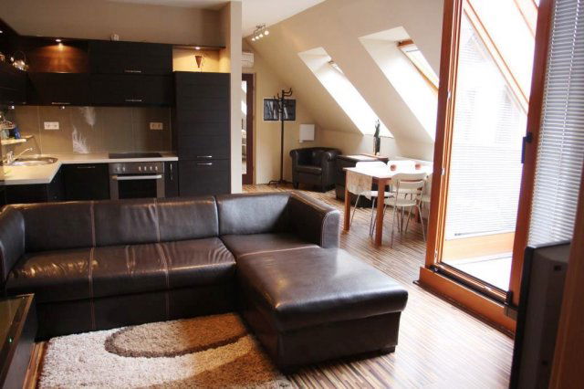 Kiadó téglalakás, albérlet, Pécsett 270 E Ft / hó, 3 szobás