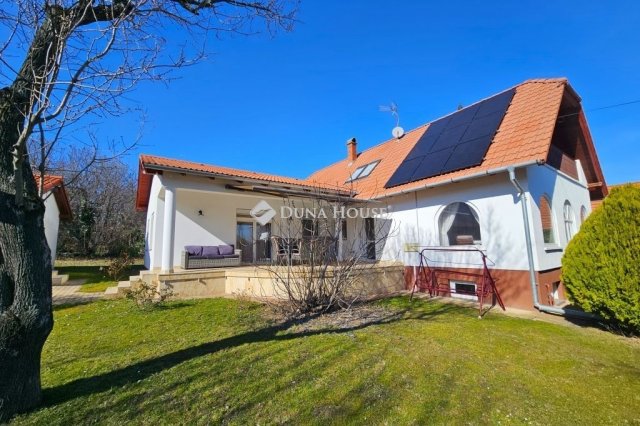 Eladó családi ház, Balatonalmádiban 229 M Ft, 8 szobás