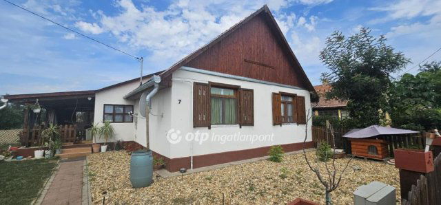 Eladó családi ház, Tiszafüreden 30 M Ft, 1 szobás