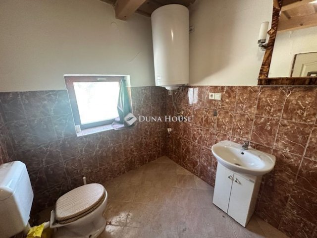 Eladó nyaraló, Csákváron 15 M Ft, 2 szobás