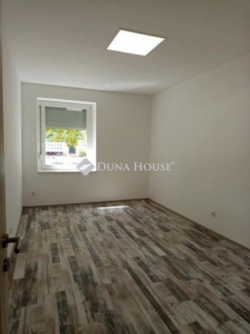 Eladó téglalakás, Komlón 33.9 M Ft, 3 szobás