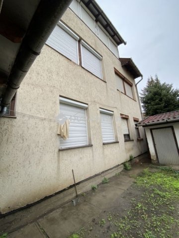 Eladó családi ház, Békéscsabán 75 M Ft, 7 szobás